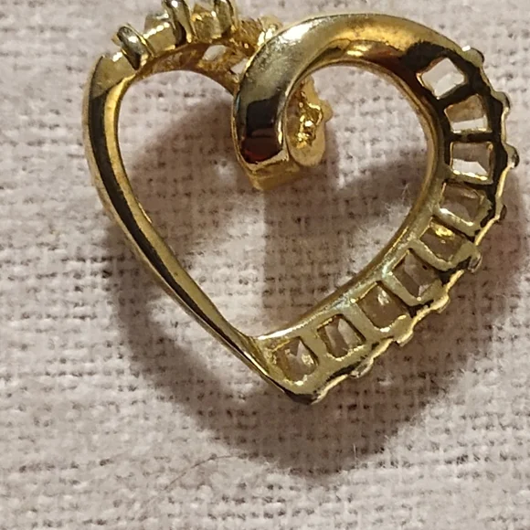 💗🎁🥰Elegant Gold Tone Heart Pendant with Cz Accents - Picture 3 of 4